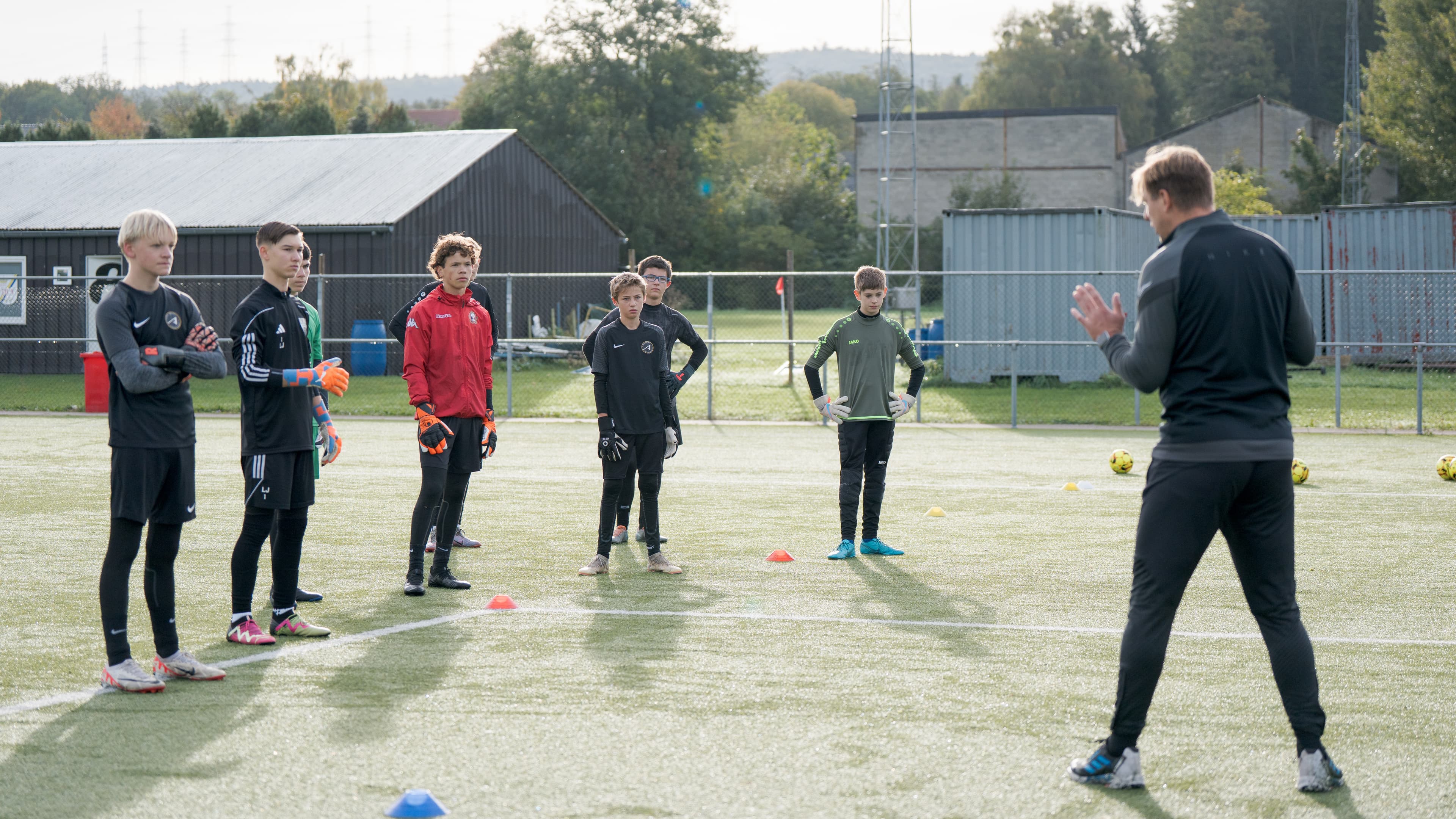 Entraînement Aureak — le coach et ses gardiens